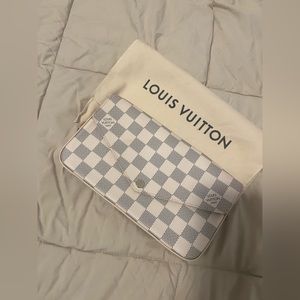 LOUIS VUITTON
Damier Azur Pochette Felicie Chain Wallet Rose Ballerine